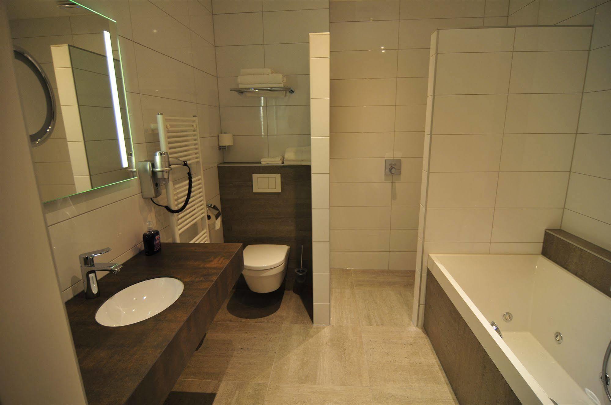 De Twee Linden Hotel Beneden-Leeuwen Ngoại thất bức ảnh
